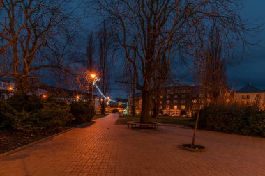 Kuzey Bohemya 'daki Usti nad Labem şehrinin yakınındaki nehir labradorunda turuncu ışıklarla dolu bir gece.