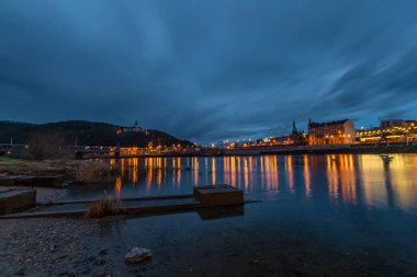 Kuzey Bohemya 'daki Usti nad Labem şehrinin yakınındaki nehir labradorunda turuncu ışıklarla dolu bir gece.