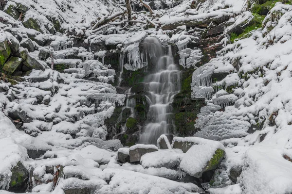 Cachoeira Bucaci Creek Moravskoslezske Beskydy Montanhas Frio Gelado Dia Nevado — Fotografia de Stock