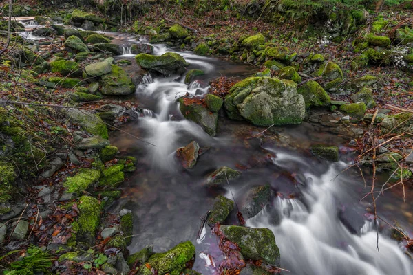 在寒冷寒冷的冬日里 莫拉夫斯科斯凯别斯基迪山脉Bucaci小溪上的瀑布 — 图库照片