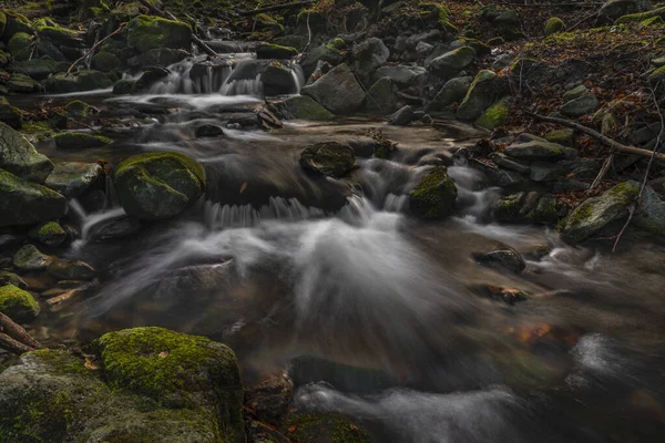 Waterval Bucaci Kreek Moravskoslezske Beskydy Bergen Ijzige Koude Winterdag — Stockfoto