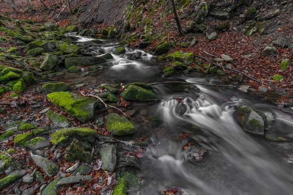 MoravskoslezskeのBucaciクリークの滝 寒い冬の日の凍てつくような山々 — ストック写真