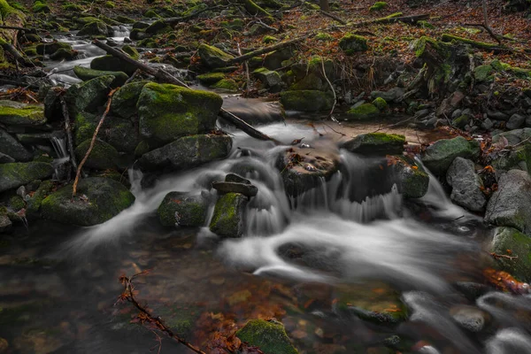 Cascada Arroyo Bucaci Moravskoslezske Montañas Beskydy Frío Helado Día Invierno — Foto de Stock