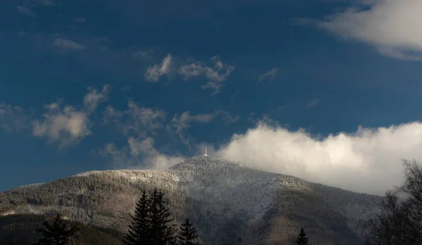 Winter Zonsopgang Nabij Ijzige Lysa Heuvel Beskydy Bergen Blauwe Hemel — Stockfoto