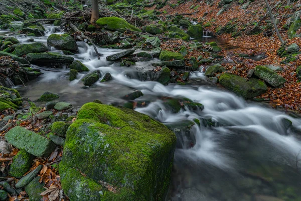 Vodopád Potoce Bucaci Moravskoslezských Beskydech Mrazivém Zimním Dni — Stock fotografie