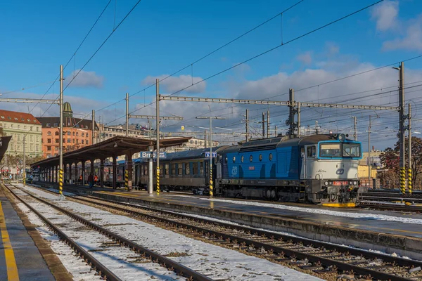 Niebieski Szybki Pociąg Silnikowy Brna Pilzna Głównym Dworcu Brno Słoneczny — Zdjęcie stockowe