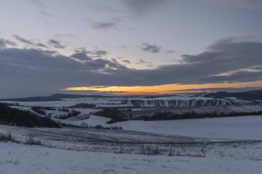 Kışın Celoznice köyü ve Kyjov kasabası yakınlarında gün batımı manzarası. Güzel bir akşam.