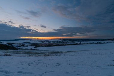 Kışın Celoznice köyü ve Kyjov kasabası yakınlarında gün batımı manzarası. Güzel bir akşam.