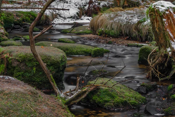 Konsky Creek Parku Narodowym Sumava Kaskadą Wodospadem Zimowy Słoneczny Chłodny — Zdjęcie stockowe