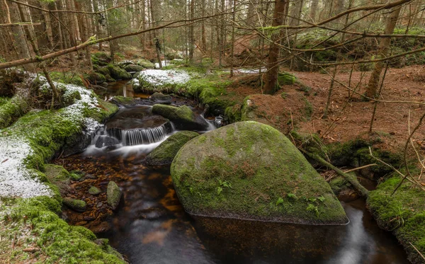 Konsky Riacho Parque Nacional Sumava Com Cascata Cachoeira Inverno Dia — Fotografia de Stock