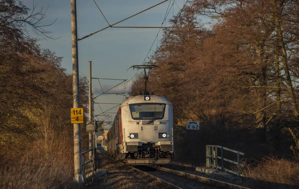 Treno Veloce Vicino Ceske Budejovice Città Tramonto Sera Inverno — Foto Stock