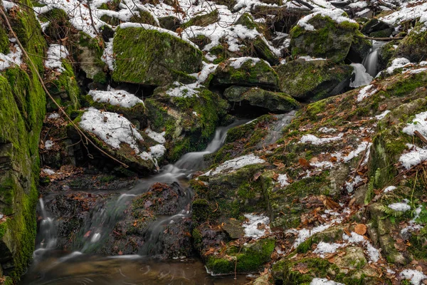 Pequeno Riacho Perto Aldeia Zlata Koruna Com Pedra Musgo Verde — Fotografia de Stock