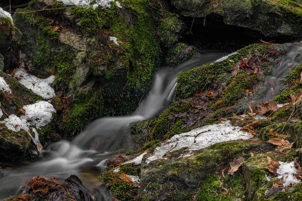 Pequeño Arroyo Cerca Zlata Koruna Pueblo Con Piedra Musgo Verde — Foto de Stock