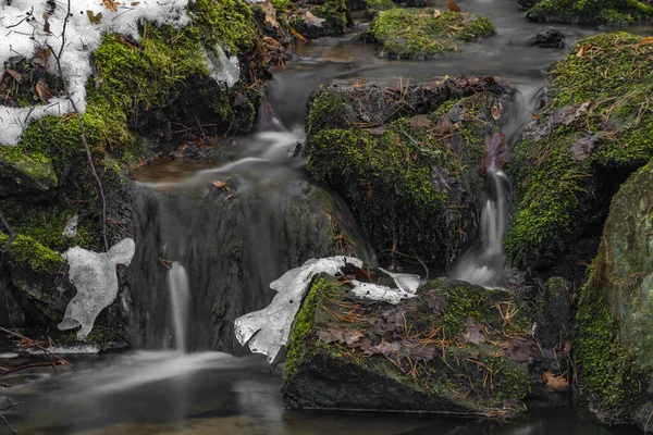 Pequeno Riacho Perto Aldeia Zlata Koruna Com Pedra Musgo Verde — Fotografia de Stock