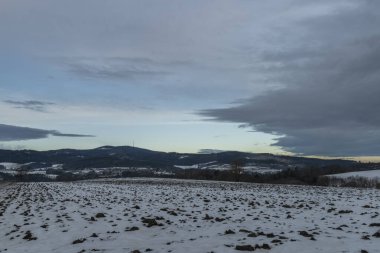 Güney Bohemya 'da mavi kış sabahı toprak ve karla kaplı Klet Tepesi