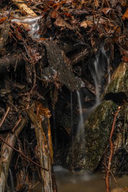 Güney Bohemya 'da soğuk kış gününde Doudlebsky şelalesi ile Malse nehrinin yanındaki küçük dere.