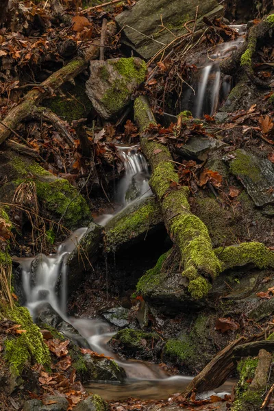 Malý Potok Řeky Malky Doudlebskym Vodopádem Chladném Zimním Barevném Dni — Stock fotografie
