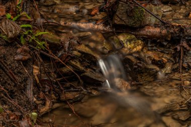 Güney Bohemya 'da soğuk kış gününde Doudlebsky şelalesi ile Malse nehrinin yanındaki küçük dere.