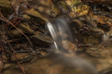 Güney Bohemya 'da soğuk kış gününde Doudlebsky şelalesi ile Malse nehrinin yanındaki küçük dere.