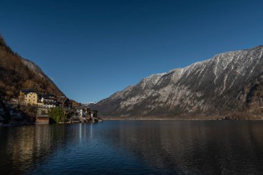 Hallstatt eski kasaba kış mavi gün ile kilise ile Avusturya Alpleri göl yakın