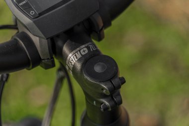 Güneş doğarken siyah ve gri elektrikli bisiklet. Buz gibi arazide sabah vakti. Sarı güneşli.