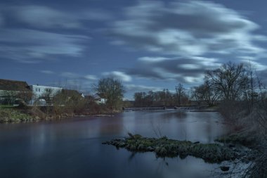 Budweis şehrinin Roznov bölgesindeki Vltava nehrinde kış günbatımında kış günbatımında