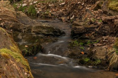 Hluboka nad Vltavou 'nun kuzeyindeki Vltava nehrinin yanında şelalesi olan küçük bir dere.