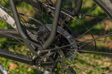 Günbatımında siyah ve gri elektrikli bisiklet. Akşam vakti. Renkli alanda, turuncu güneşli.