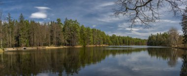 Güney Bohemya 'nın mavi göleti ilkbaharda güneşli, taze, renkli bir günde