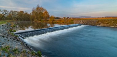 Budweis şehrinde güneş doğmadan önce Büyük Weir ile Malse nehri