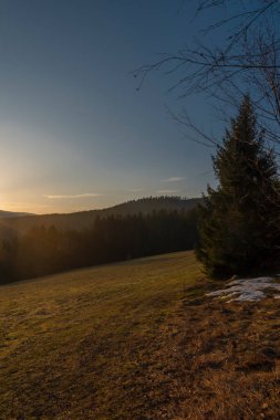 Sumava Ulusal Parkı 'ndaki Uhlava Nehri Vadisi' nin yanında gün doğumu.