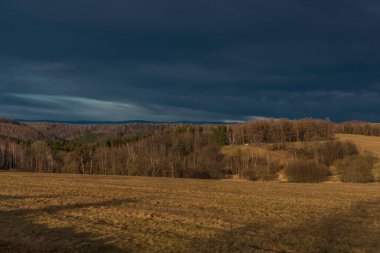 Kışın Bohemya 'nın kuzeyinde Krusne dağlarında haçla Spicak Tepesi yakınlarında günbatımı