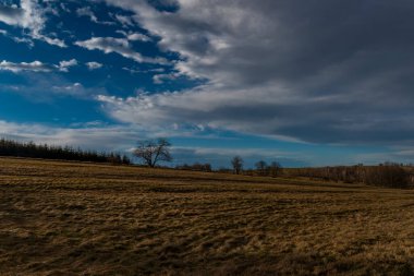Kışın Bohemya 'nın kuzeyinde Krusne dağlarında haçla Spicak Tepesi yakınlarında günbatımı