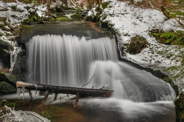 Pequeña Cascada Color Jezerni Arroyo Nevado Día Primavera Parque Nacional — Foto de Stock