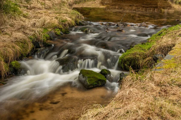 Creek Hucina Com Pedras Dia Frio Nevado Primavera Parque Nacional — Fotografia de Stock