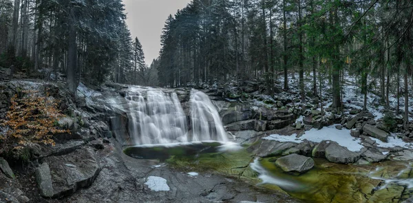 Manhã Fria Primavera Com Cachoeiras Mumlavske Perto Cidade Harrachov Parque — Fotografia de Stock