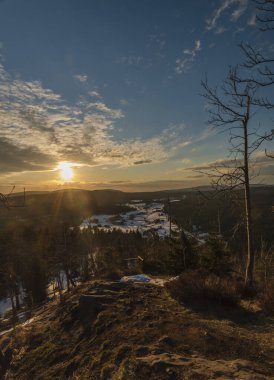 Mavi gökyüzü ve turuncu güneşli Bukovec tepesinden gün batımı manzarası