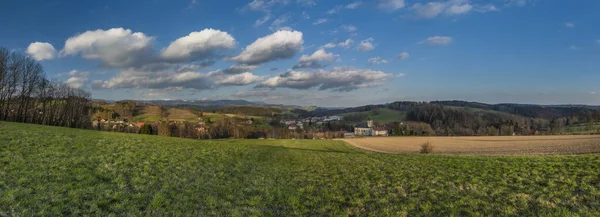 Blick Auf Roprachtice Dorf Mit Alter Kirche Frühling Schöne Sonnige — Stockfoto