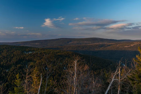 Pohled Západ Slunce Kopce Bukovec Modrou Oblohou Oranžovým Sluncem — Stock fotografie