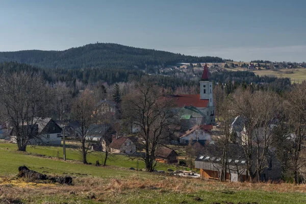 ビューオーバー角質Polubny村でJizerske山で緑の春晴れ色の日 — ストック写真