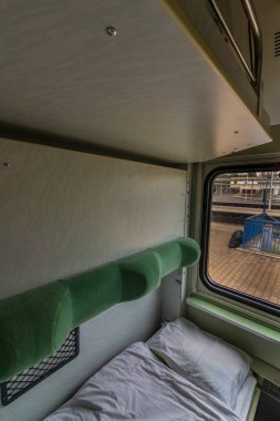 Presov 'dan Prag' a giden hızlı trenle geceleyin tek kompartıman.