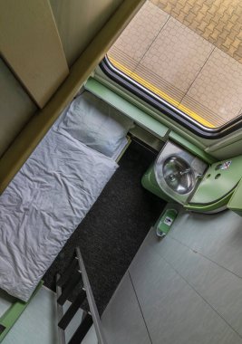 Presov 'dan Prag' a giden hızlı trenle geceleyin tek kompartıman.