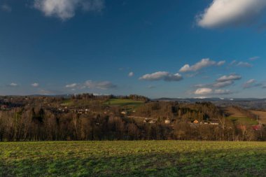 Baharda eski kilisesi olan Roprachtice köyü için güzel, güneşli bir akşam.