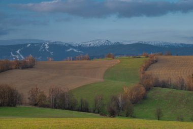 Krkonose dağlarındaki Roprachtice köyünde gün batımı manzarası Güzel bir bahar akşamı