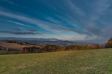Krkonose dağlarındaki Roprachtice köyünde gün batımı manzarası Güzel bir bahar akşamı
