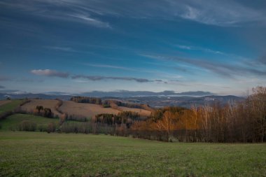 Krkonose dağlarındaki Roprachtice köyünde gün batımı manzarası Güzel bir bahar akşamı