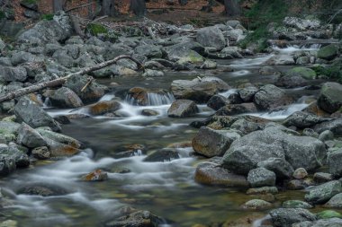Krkonose Ulusal Parkı 'ndaki Harrachov kasabası yakınlarında Mumlavske şelaleleri ile soğuk bir bahar sabahı.