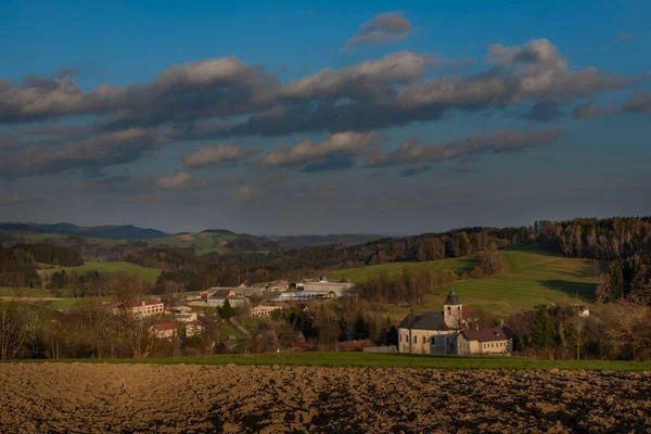 Blick Auf Roprachtice Dorf Mit Alter Kirche Frühling Schöne Sonnige — Stockfoto