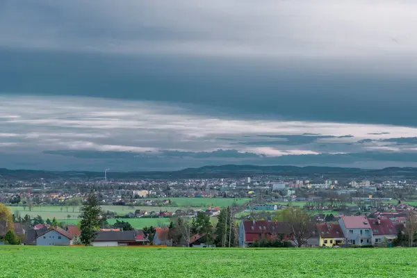 曇りの春の色の夜でCeske Budejovice都市のビュー — ストック写真