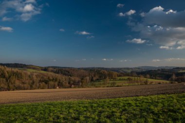 Baharda eski kilisesi olan Roprachtice köyü için güzel, güneşli bir akşam.